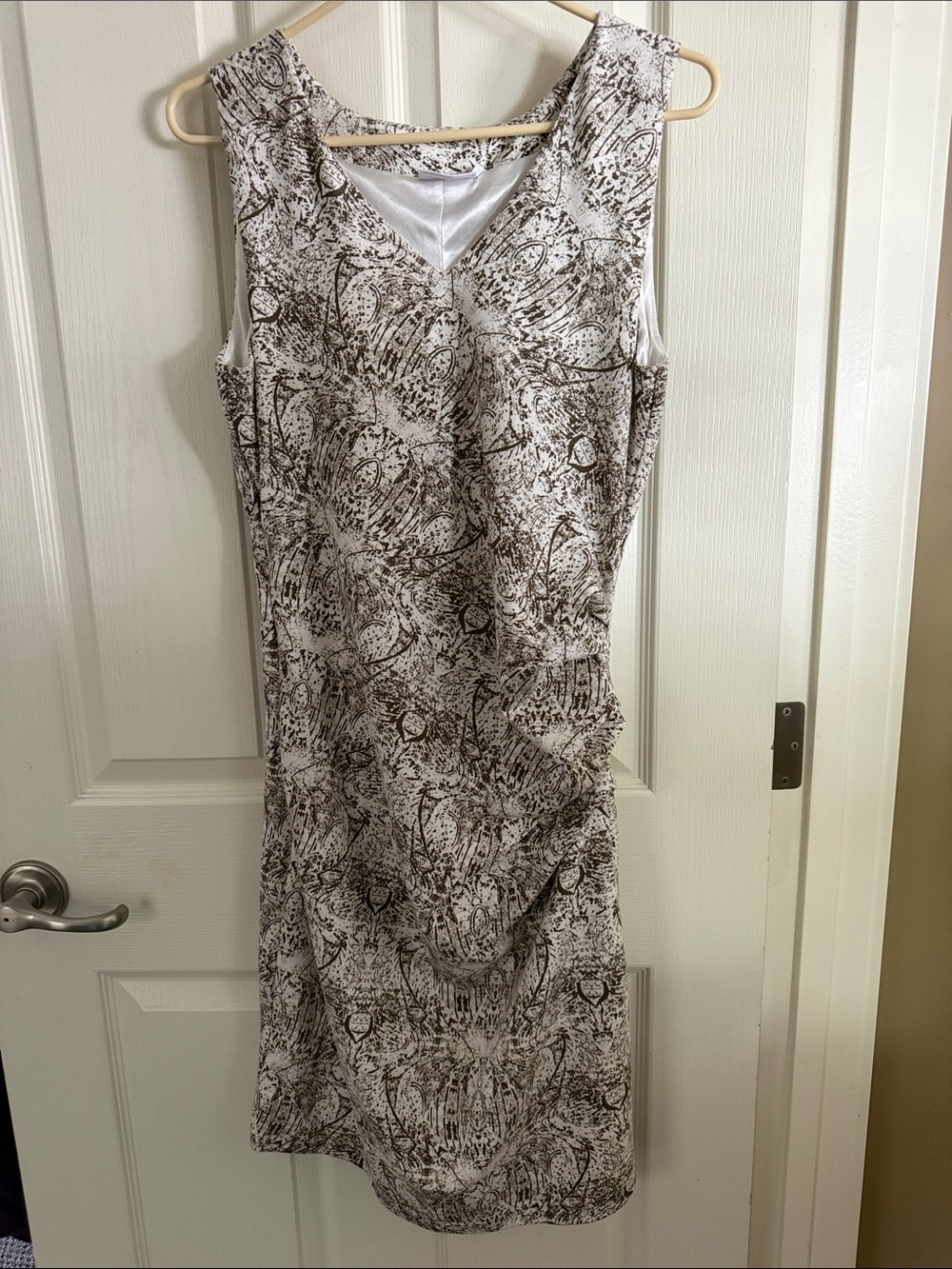 Sleeveless V-Neck ruched lined Midi Dress in White with Brown Abstract Print